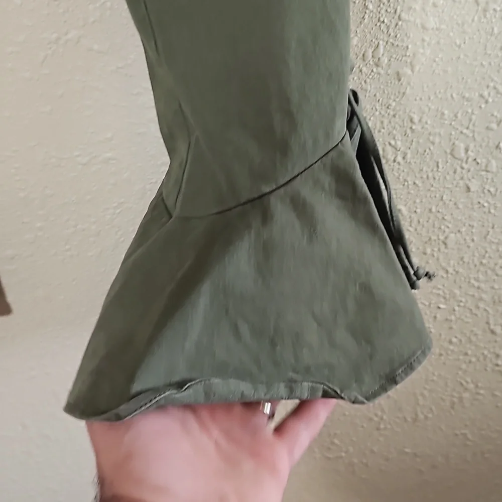 Scripted Cropped Ruffle Pants. - Picture 4 of 8